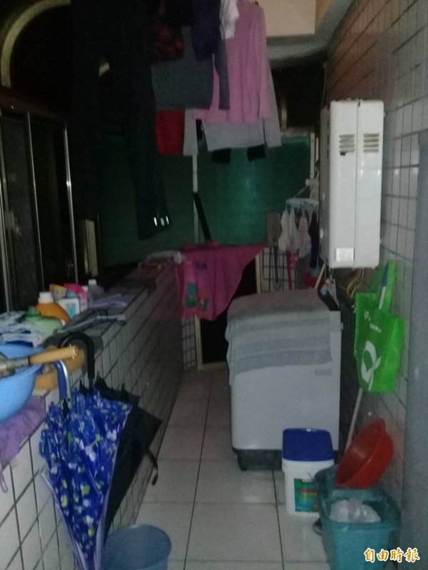 黃婦裝在陽台的戶外型熱水器,不具強制排氣功能,導致一家3口一氧化碳中毒。(記者林嘉東攝)