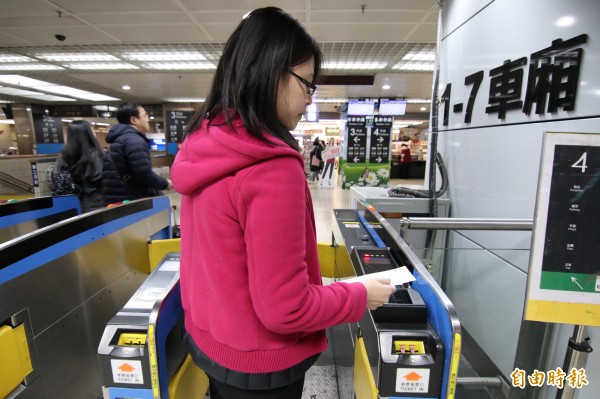 以往持超商取票的車票旅客，都得走人工通道，由台鐵員工蓋章驗票後才能進出站。台鐵17座車站明起試辦超商QR code車票可走自動匝門。（記者鄭瑋奇攝）