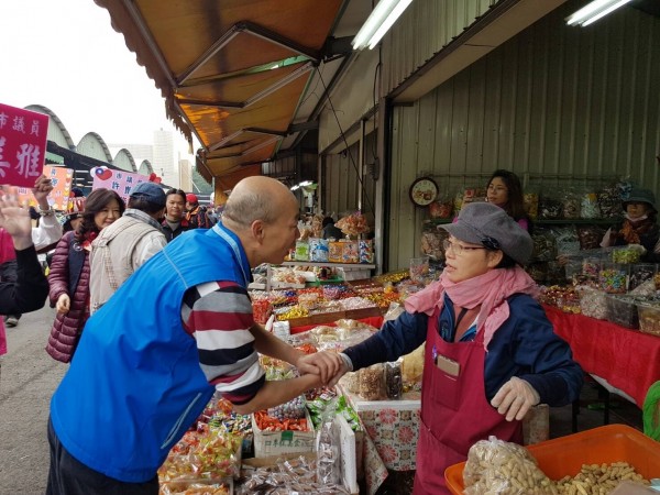 國民黨高雄市黨部主委韓國瑜，日前走訪三民區果菜批發市場。（記者葛祐豪翻攝）