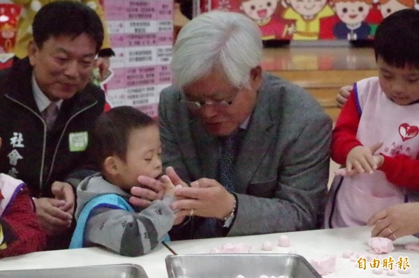 雲林縣長李進勇（右2）與慢飛天使一起搓湯圓，祝福大家圓圓滿滿。（記者林國賢攝）