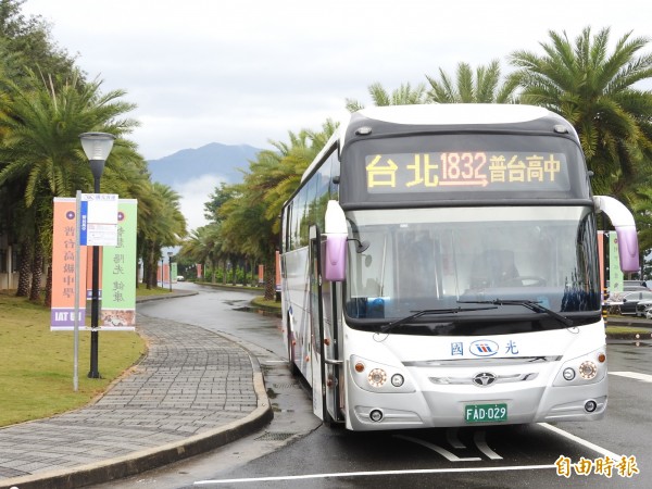 國光客運配合交通部「公車進校園」政策,10日起正式開通台北往返南投埔里普台高中校園班車。(記者佟振國攝)