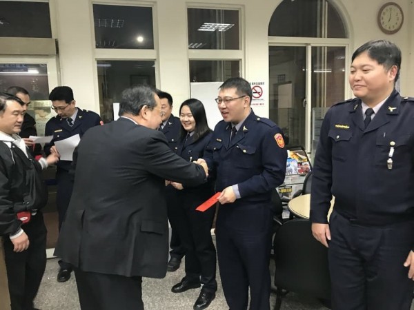 警三分局中華派出所長張勝雄當起暖男所長，發動所內員警將陳耀南（左）所贈的紅包自行提撥部份款項共同合資義捐至花蓮，將警界的溫暖傳遞至災區。（記者王駿杰翻攝）