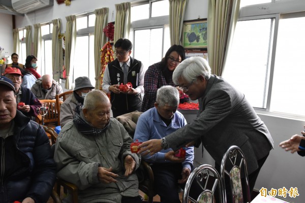 古坑小太陽日間照顧中心圍爐活動，雲林縣長李進勇發送福袋向長輩們拜早年。（記者黃淑莉攝）