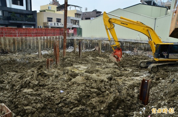 維冠金龍大樓原址重建現場正進行地下室拆除工程。（記者吳俊鋒攝）