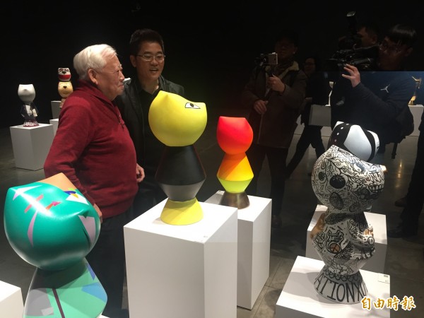 縣長黃健庭(右)參觀感動狗巡迴展。(記者張存薇攝)