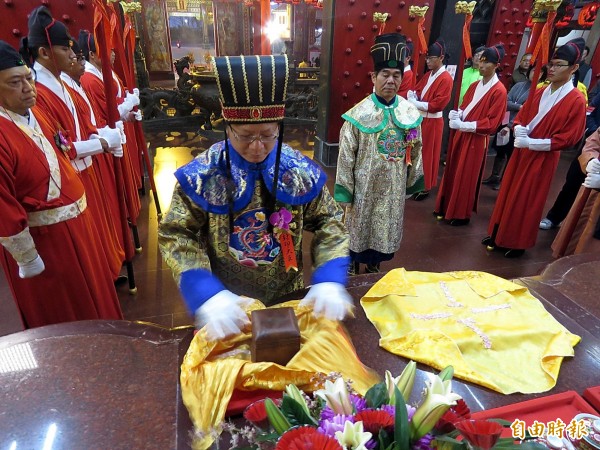 鹿耳門天后宮依古禮舉辦「封印大典」,宣告一年的結束。(記者蔡文居攝)