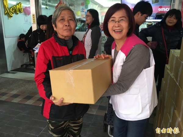 新北市家扶中心新任扶幼主委陳雪鳳發起幸福愛心年菜加碼活動,號召109位善心人士,募集445份年菜,分送弱勢家庭。(記者賴筱桐攝)