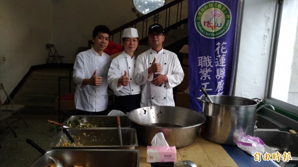花蓮縣廚師公會幾位總舖師連續3天輪流煮飯,慰勞災民驚恐內心。(記者張議晨攝)