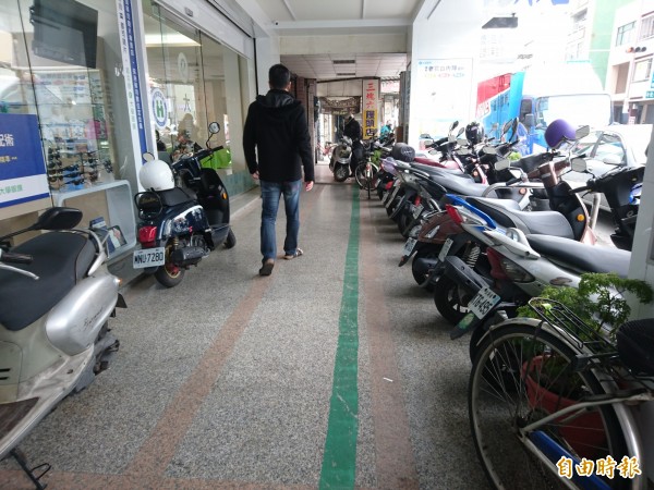 民生路二段獲得106年度友善騎樓競賽第1名。(記者洪瑞琴攝)