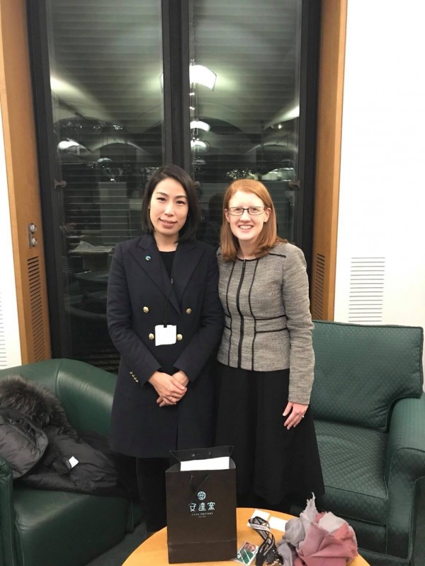 民進黨立委余宛如（左）與英國國會議員Holly Lynch（右）會晤，力促國會公平貿易連線。（余宛如國會辦公室提供） 