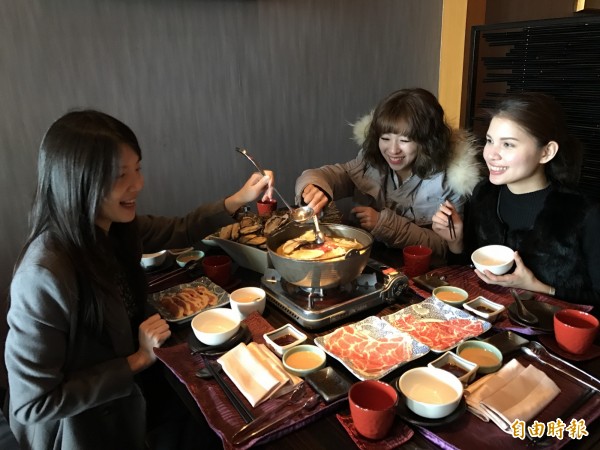 春節圍爐慎選湯底、食材,肥胖、疾病不上身。(記者洪臣宏攝)