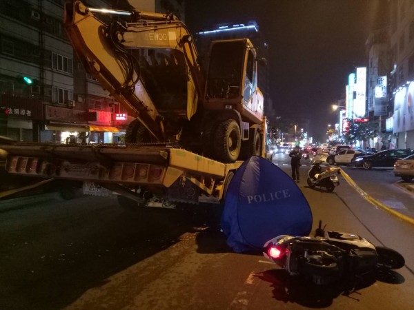 男大生擦撞拖板車，連人帶車倒地，不幸被碾身亡。（記者黃旭磊翻攝）