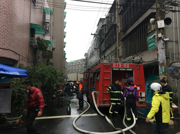 桃園市58歲黃姓男子,今天下午3點多不明原因在家點瓦斯引火自焚,造成屋內家具、家電等起火燃燒,送醫急救全身二度36%燒燙傷。(桃園市消防局提供)