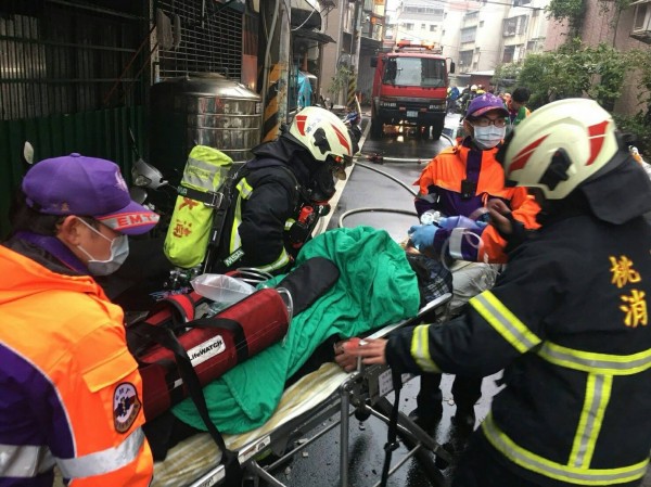 桃園市58歲黃姓男子,今天下午3點多不明原因在家點瓦斯引火自焚,造成屋內家具、家電等起火燃燒,送醫急救全身二度36%燒燙傷。(桃園市消防局提供)