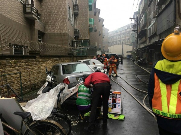 桃園市58歲黃姓男子,今天下午3點多不明原因在家點瓦斯引火自焚,造成屋內家具、家電等起火燃燒,送醫急救全身二度36%燒燙傷。(桃園市消防局提供)