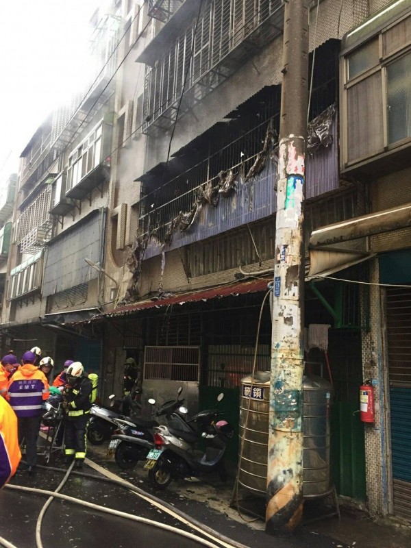 桃園市58歲黃姓男子,今天下午3點多不明原因在家點瓦斯引火自焚,造成屋內家具、家電等起火燃燒,送醫急救全身二度36%燒燙傷。(桃園市消防局提供)