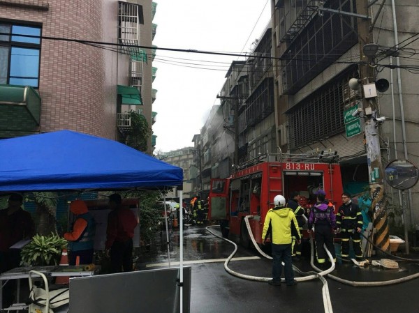 桃園市58歲黃姓男子,今天下午3點多不明原因在家點瓦斯引火自焚,造成屋內家具、家電等起火燃燒,送醫急救全身二度36%燒燙傷。(桃園市消防局提供)