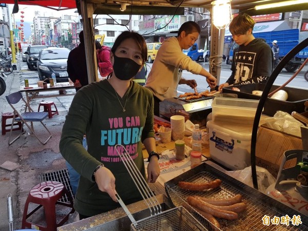 愛心香腸攤車老闆娘陳如君開心地油炸杏鮑菇，希望提供免費好吃的杏鮑菇，讓救難人員可以吃飽有力氣救人。（記者俞肇福攝）