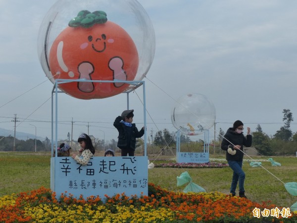 金門縣養工所旁的花海區，裝置藝術可以讓人體驗一下「幸福起飛」的感受。（記者吳正庭攝）