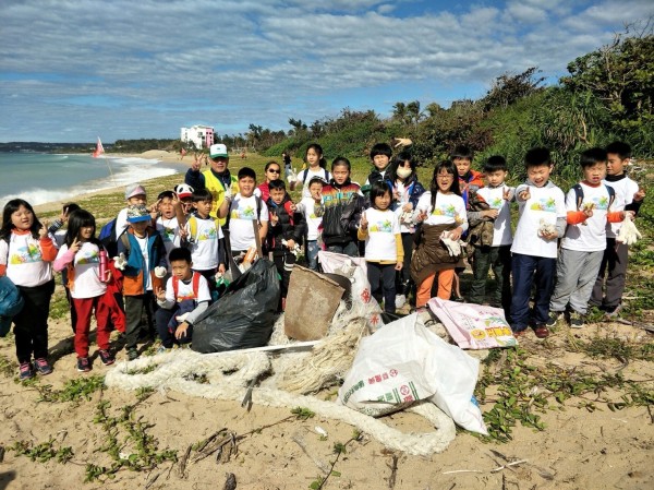 國泰志工帶領雲林縣虎尾鎮拯民國小31名國小淨灘，守護綠蠵龜。（國泰金提供）