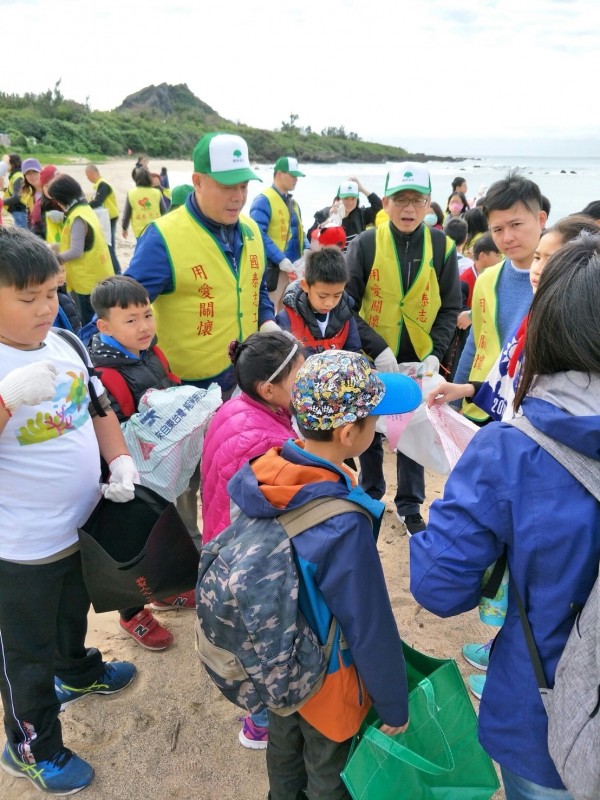 國泰學童圓夢，今到墾丁淨灘以實際行動保護綠蠵龜。（國泰金提供）