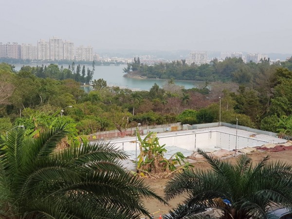 天空步道將橫跨園區，緊鄰無邊際游泳池，游泳一次欣賞澄清湖、天空步道2種美景。（記者陳文嬋攝）