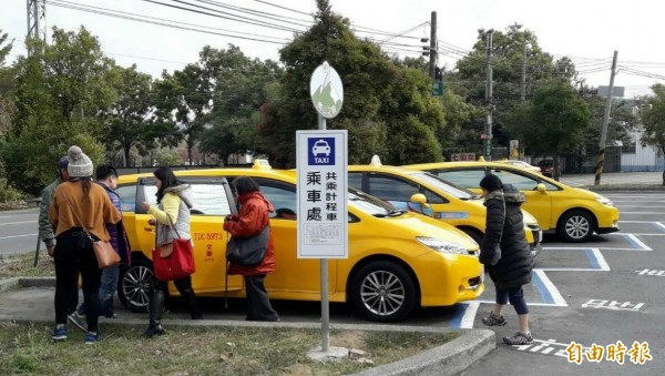 高雄市觀光局呼籲遊客搭乘共乘計程車，，前往「崗山之眼」。（記者葛祐豪攝）