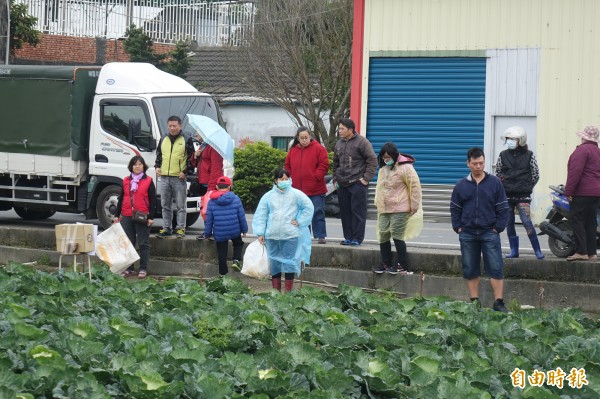 民眾自備工具，準備來搶買高麗菜。（記者劉曉欣攝）