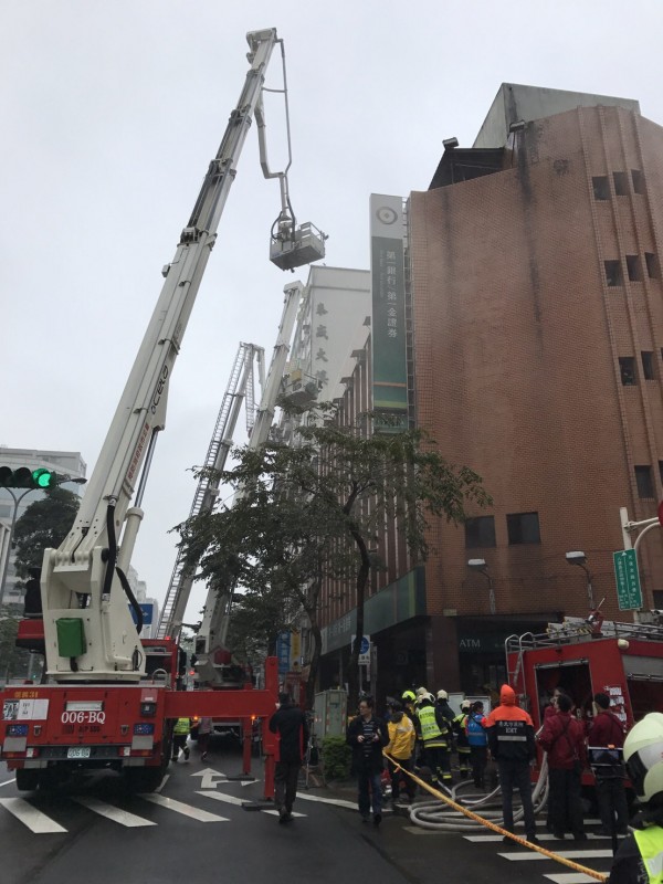 消防局出動3輛雲梯車協助疏散跑到頂樓求救的18人。（記者陳恩惠翻攝）