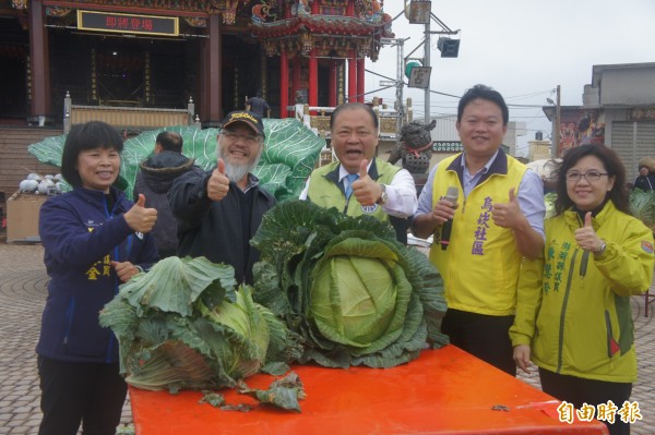 烏崁種高麗菜義賣捐地震災戶，由邱國座（ 左二）出價1萬2愛心得標。（記者劉禹慶攝）