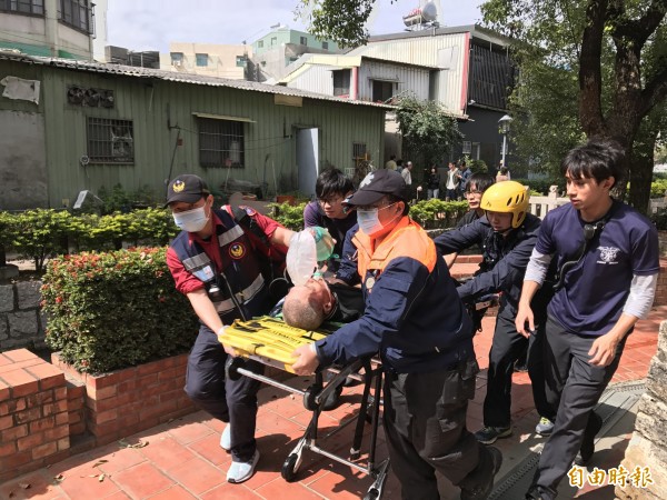 男子墜落曹公圳溺水，警消救上岸已經OHCA無意識，緊急送往國軍總醫院急救。（記者黃良傑攝）