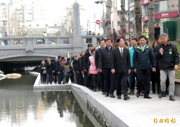 行政院長賴清德（第一排左）在台中市長林佳龍、水利局長周廷彰（第一排中、右）等人陪同下，巡視綠川整治成果。（記者張菁雅攝）