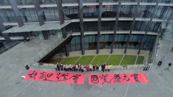 故宮南院邀陳世憲創作的巨幅春聯,將在春節期間懸掛大門迎賓。(故宮南院提供)