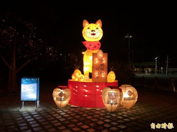 西螺鎮公所在西螺大橋下方高灘地打造燈海區，柴犬造型的主燈「阿財」超萌。（記者黃淑莉攝）