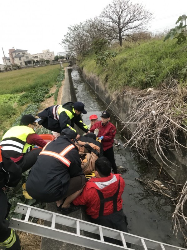 8旬老翁到菜園澆菜摔落水溝，警、民合力緊急救援。（記者蔡政珉翻攝）