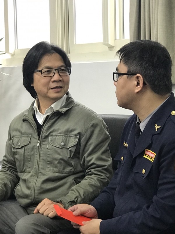 內政部長葉俊榮（左）二度慰問新北市受傷勇警張家逢（右），恭喜他下個月將當爸爸。（記者吳仁捷翻攝）