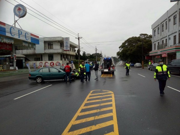 車禍現場引來大批民眾圍觀。（記者王宣晴翻攝）  