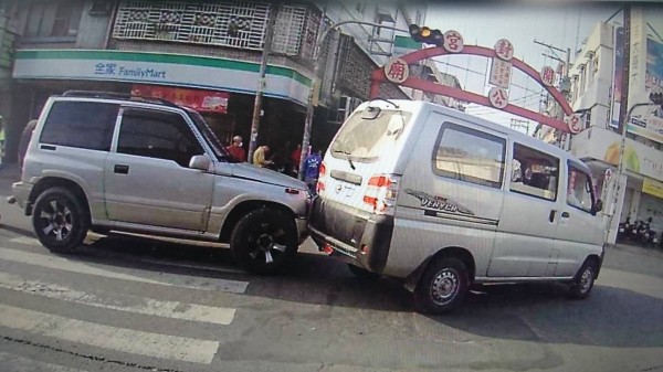 單純車禍引發街頭全武行。（記者洪臣宏翻攝）