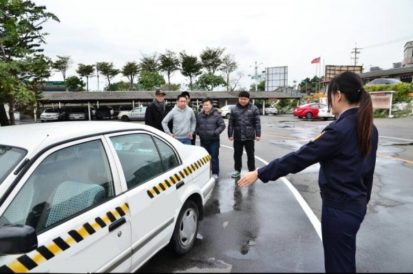 桃園警方將從連假前一週開始祭出強力執法及交通疏導，針對違規停車、車輛不禮讓行人、酒駕等情形加強取締。圖為警方到駕訓班宣導路權觀念。（記者鄭淑婷翻攝）