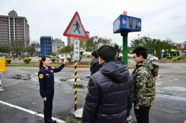 警方到駕訓班宣導路權觀念。（記者鄭淑婷翻攝）