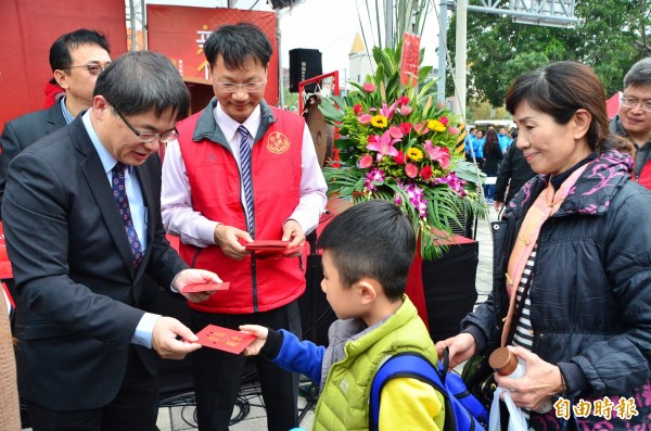 代理市長李孟諺首度在年貨大街發放賀歲紅包，一樣深受歡迎。（記者吳俊鋒攝）