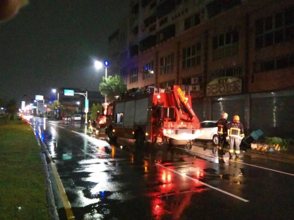 洪姓男子今晨疑下雨車子打滑，撞上路邊變電箱，市消防局派員到場救援。（記者王善嬿翻攝）