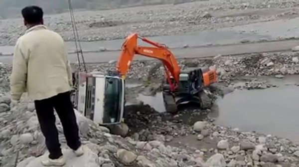 砂石車「倒退嚕」翻覆河床便道旁,過程驚險萬分。(翻攝古意人臉書)