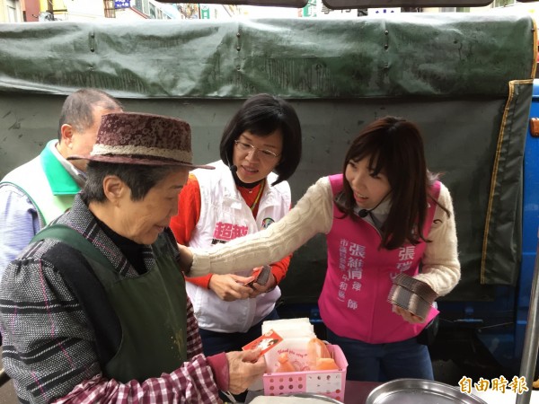 立法委員蘇巧慧（中）陪同新北市議員參選人張維倩掃街發紅包。（記者邱書昱攝）