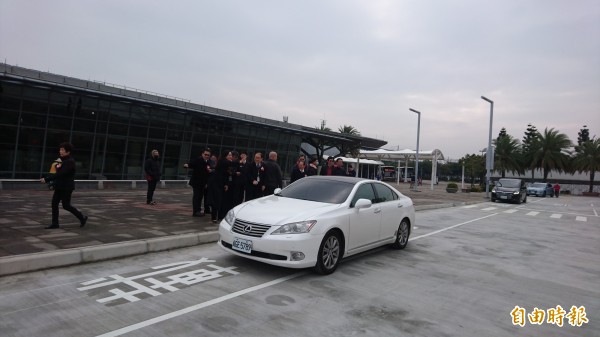 台南高鐵U型載客接駁車道通車。（記者劉婉君攝）