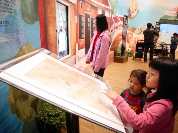 新北市立十三行博物館即日起展出200年前的地契真品，讓民眾一窺當時的風俗民情。（十三行博物館提供）