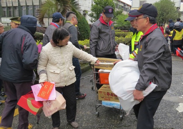 三義警友辦事處等單位人員，協助將民生物資運送到弱勢家庭家中。（記者張勳騰翻攝）