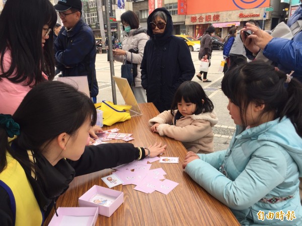 清華大學和新竹女中在巨城購物中心舉辦女性科學家日,由新竹女中學生擔任關主,邀請民眾來闖關,體驗科學遊戲,還可獲科學福袋,大小朋友都玩科學玩得開心。(記者洪美秀攝)