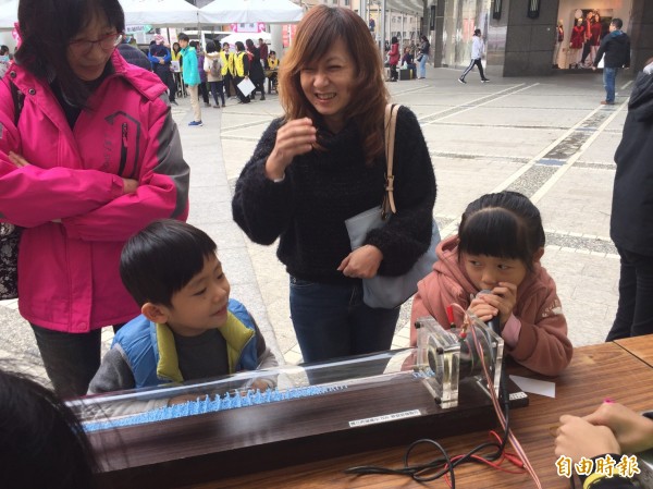 清華大學和新竹女中在巨城購物中心舉辦女性科學家日,由新竹女中學生擔任關主,邀請民眾來闖關,體驗科學遊戲,還可獲科學福袋,大小朋友都玩科學玩得開心。(記者洪美秀攝)