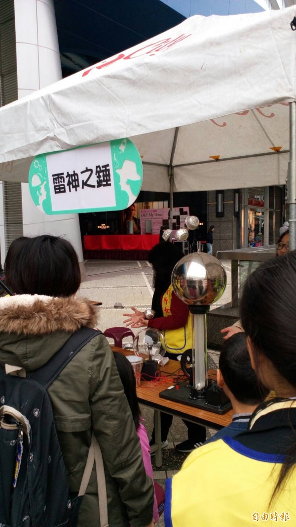 清華大學和新竹女中在巨城購物中心舉辦女性科學家日,由新竹女中學生擔任關主,邀請民眾來闖關,體驗科學遊戲,還可獲科學福袋,大小朋友都玩科學玩得開心。(記者洪美秀攝)